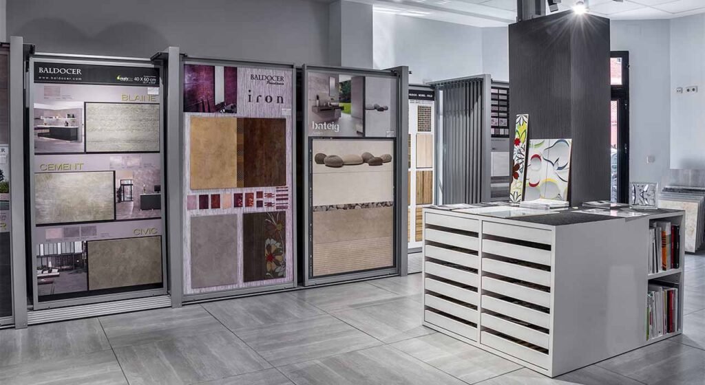 Expositores de cerámica y muestrario de azulejos en la exposición de Fuenlabrada