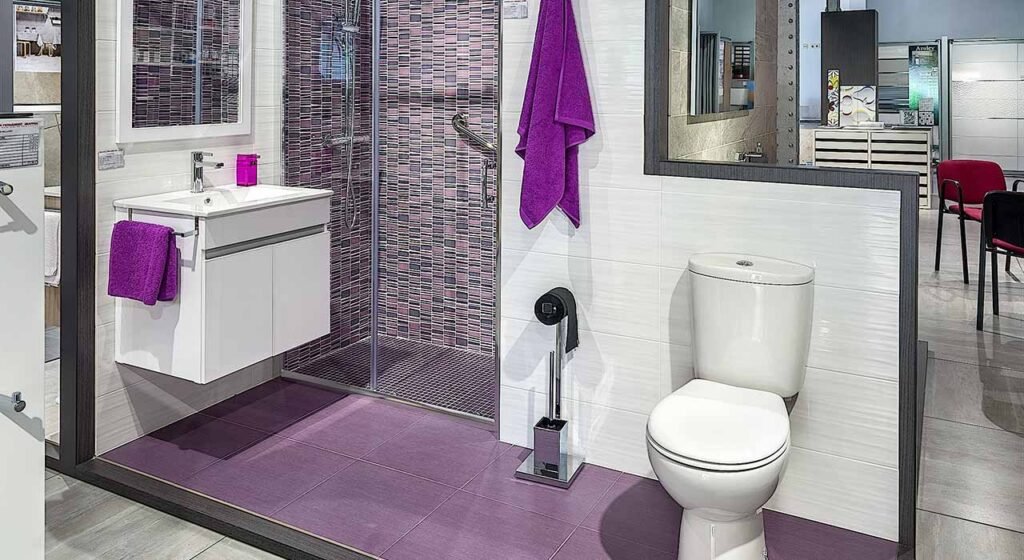 Ambiente de baño con mueble suspendido y plato de ducha en la exposición de Fuenlabrada